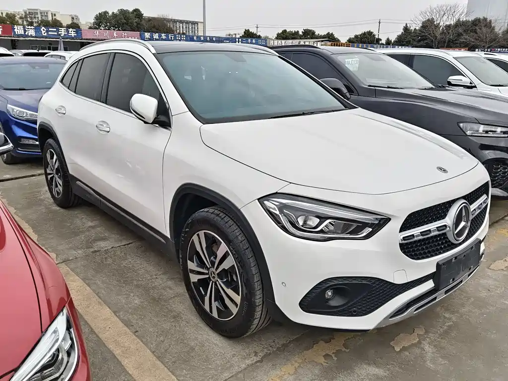 MERCEDES-BENZ GLA
