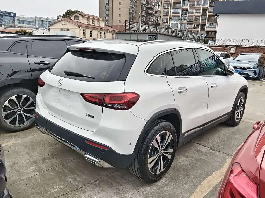 MERCEDES-BENZ GLA