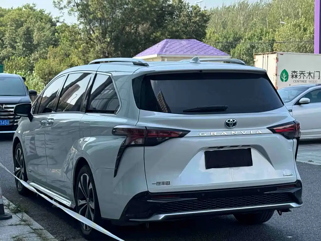 Toyota Granvia 2023 2.5L Luxury PLUS