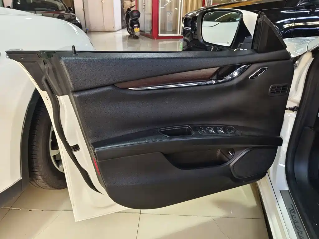 Maserati Quattroporte — миниатюра 5