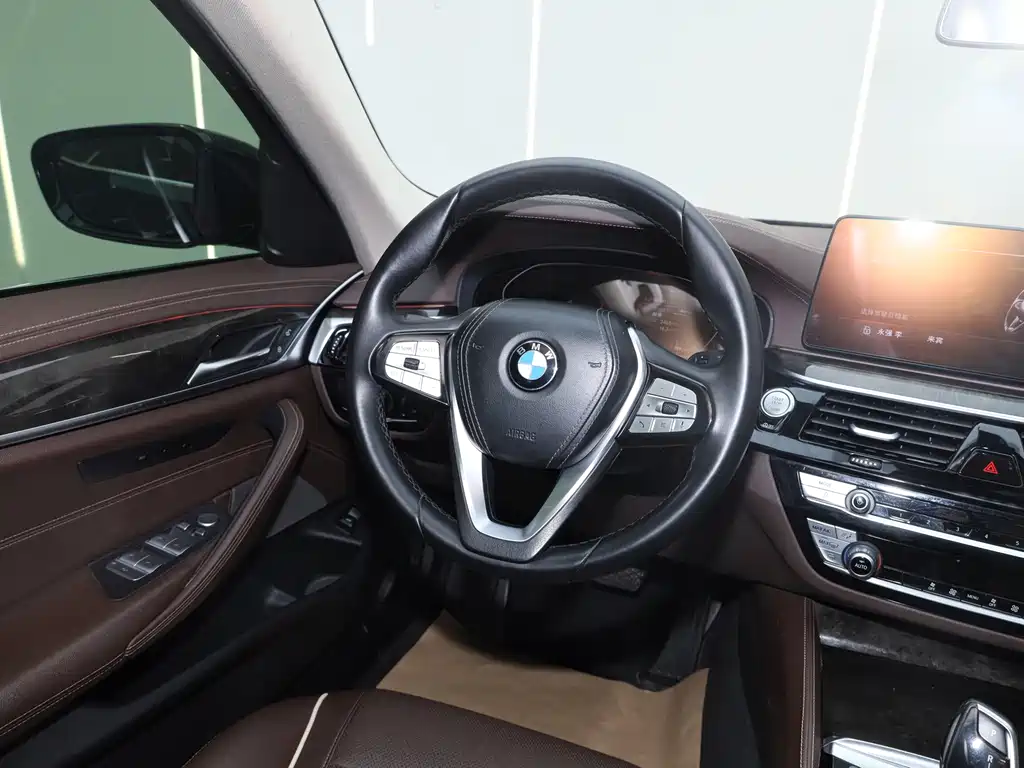 BMW 5 Series — миниатюра 12