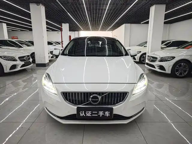 VOLVO V40 2018
