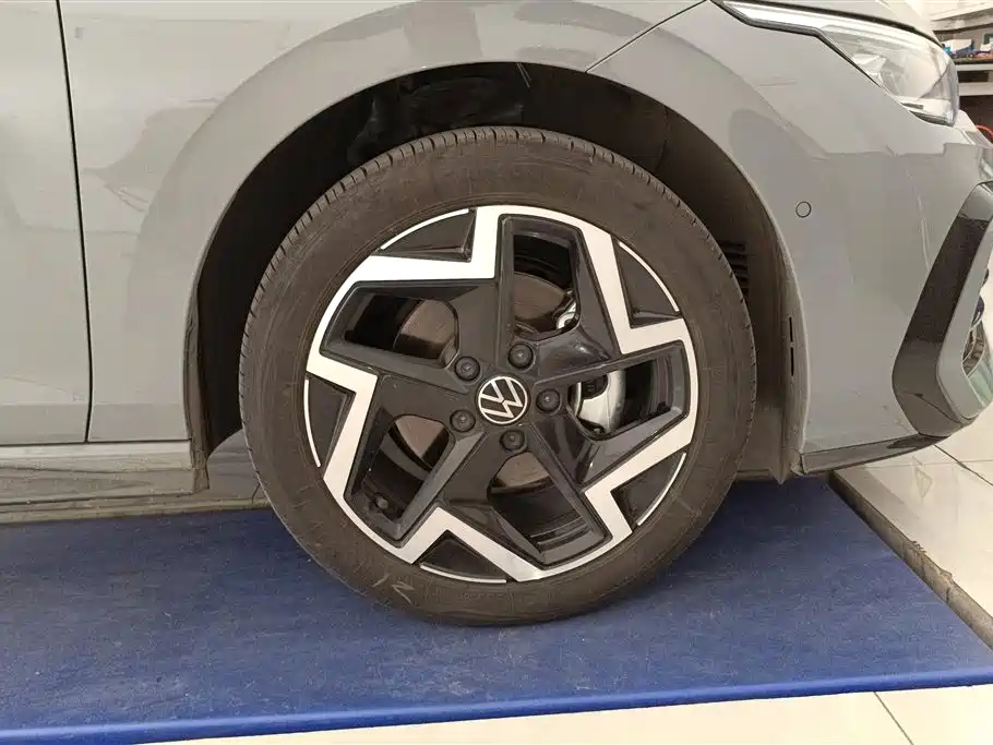 Volkswagen Golf 2025 300TSI R-Line
