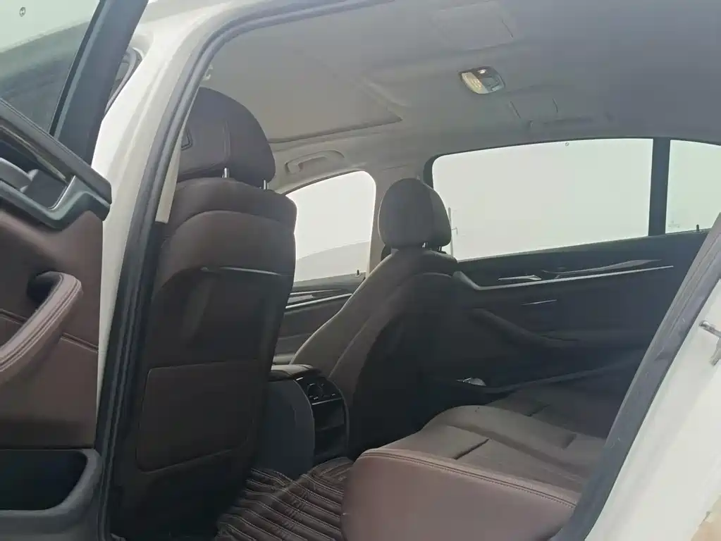 BMW 5 Series — миниатюра 3
