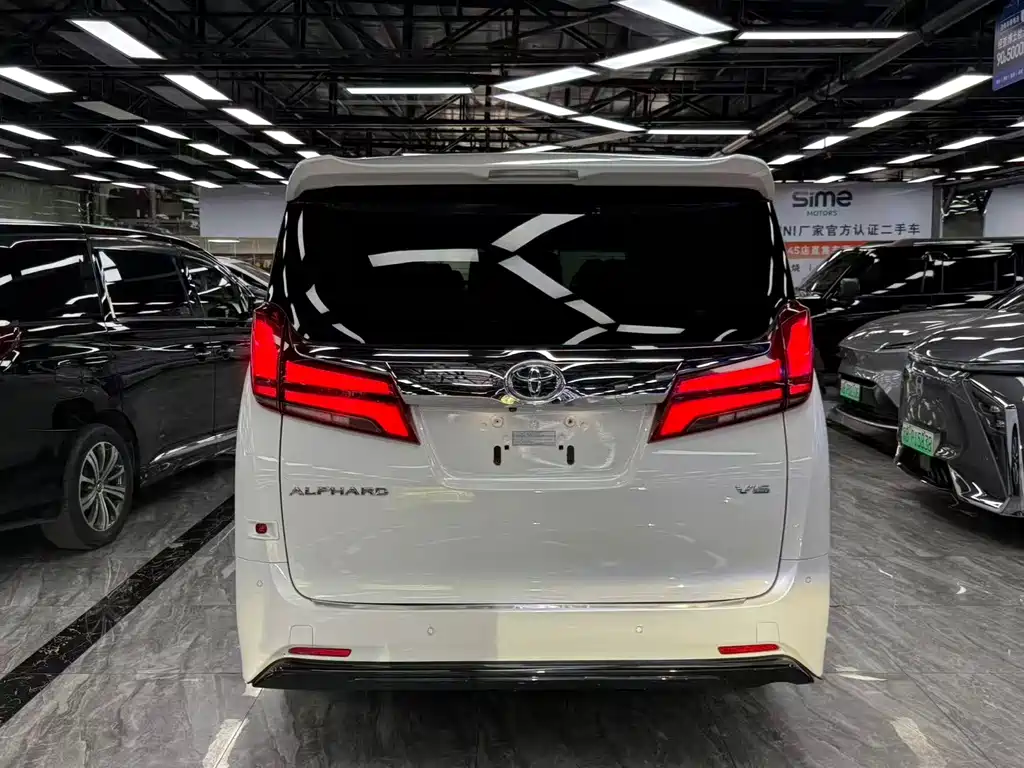 Toyota Alphard — миниатюра 12