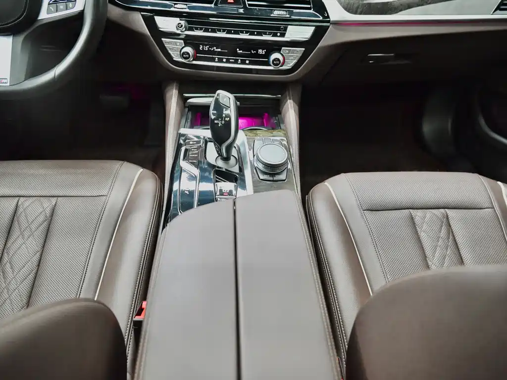 BMW 5 Series — миниатюра 10