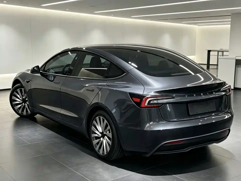 Tesla Model 3 — миниатюра 2