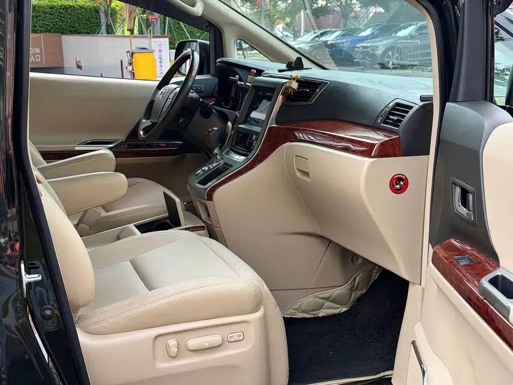 Toyota Alphard — миниатюра 7