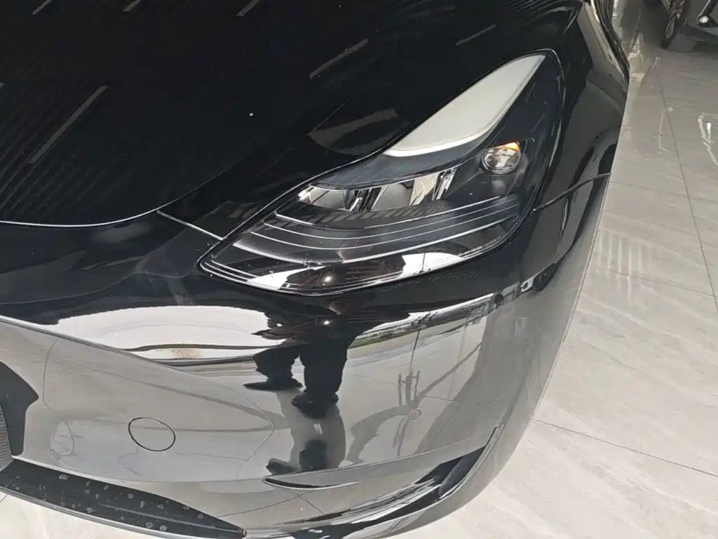 Tesla Model Y — миниатюра 24