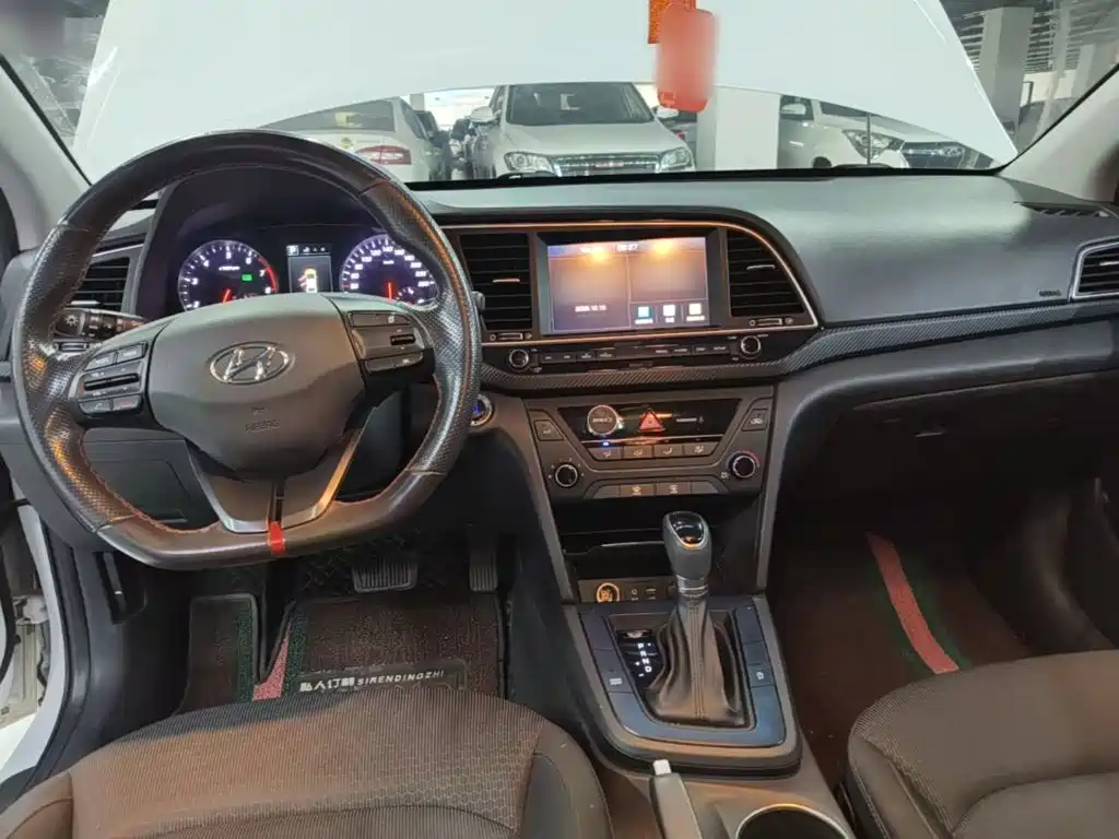 Hyundai Elantra — миниатюра 10