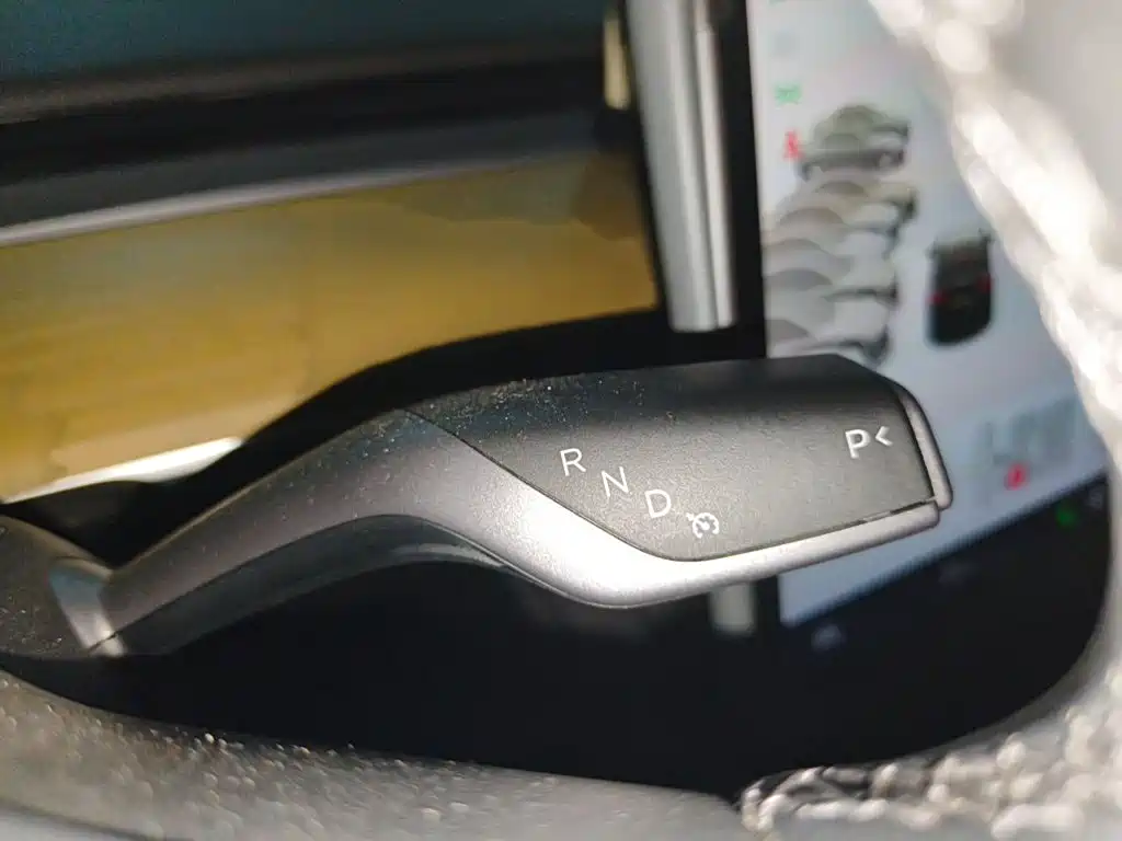 Tesla Model Y — миниатюра 6