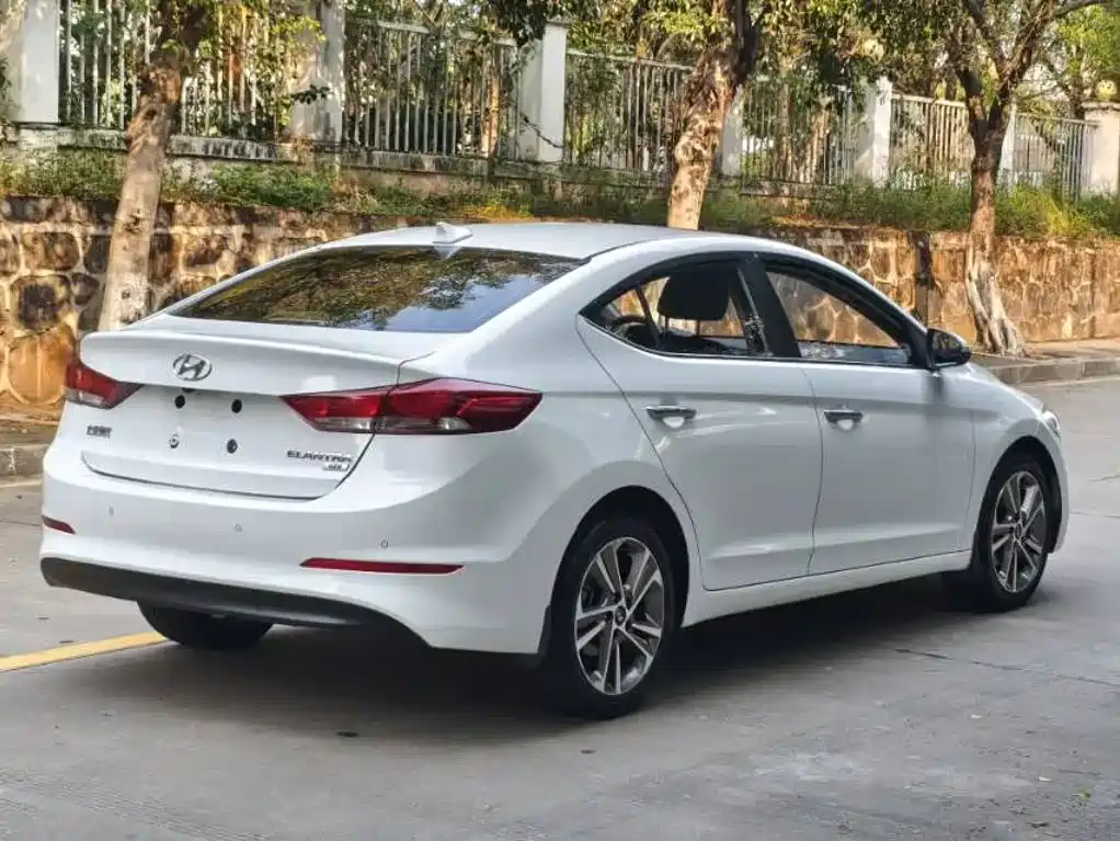 Hyundai Elantra — миниатюра 9