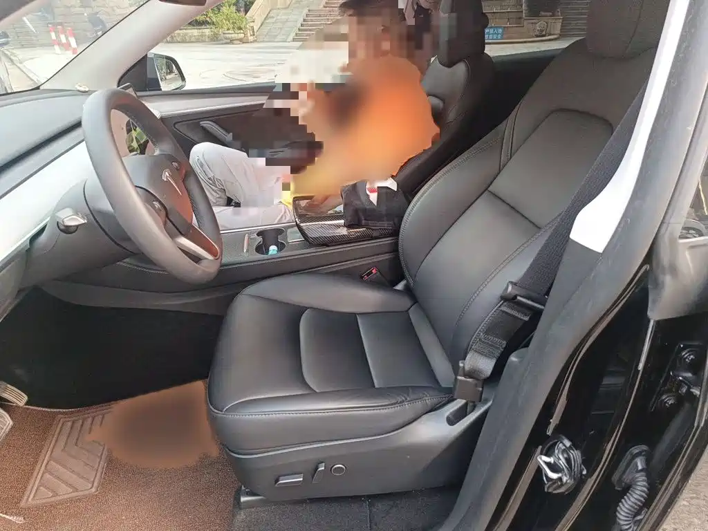 Tesla Model Y — миниатюра 8