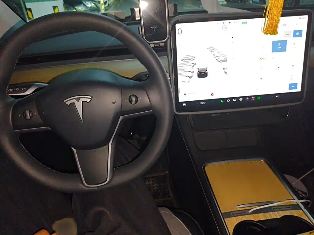 Tesla Model Y — миниатюра 3