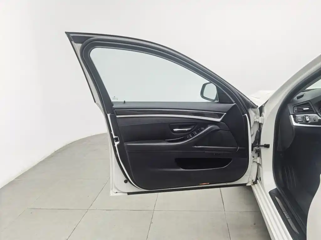 BMW 5 Series — миниатюра 8