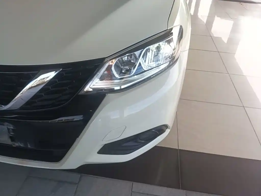 Nissan Tiida — миниатюра 24
