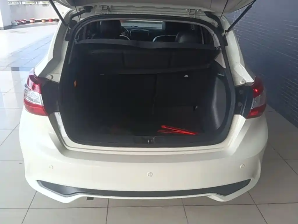 Nissan Tiida — миниатюра 19