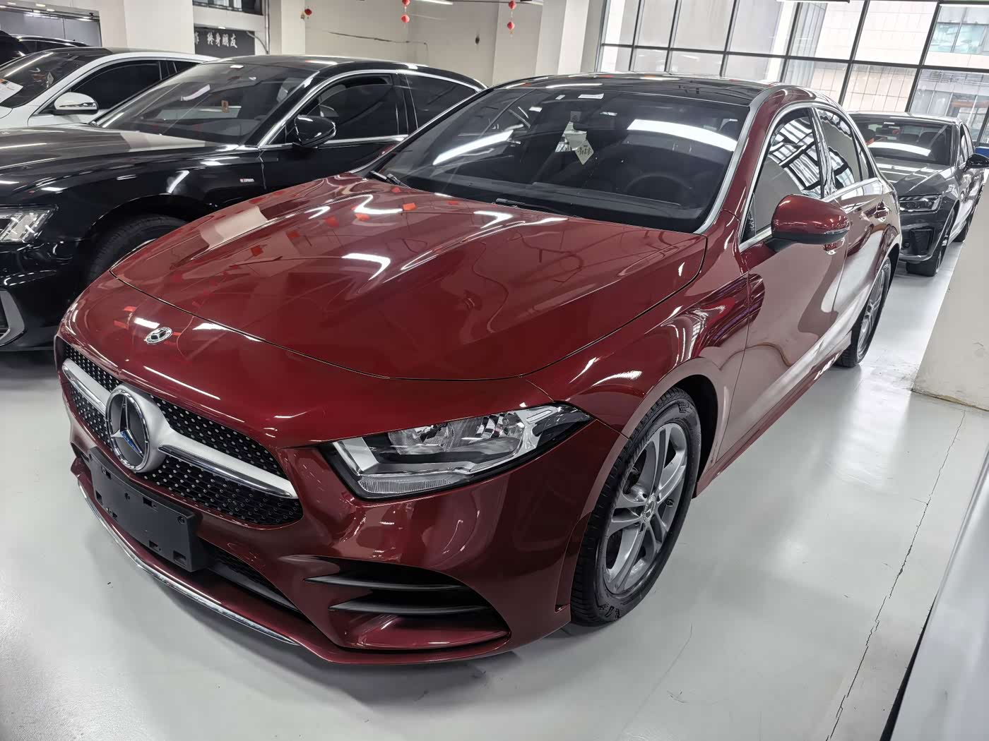 Mercedes-Benz A-Class 1.3 л 2021 г. красный/фиолетовый, пробег 28000 км