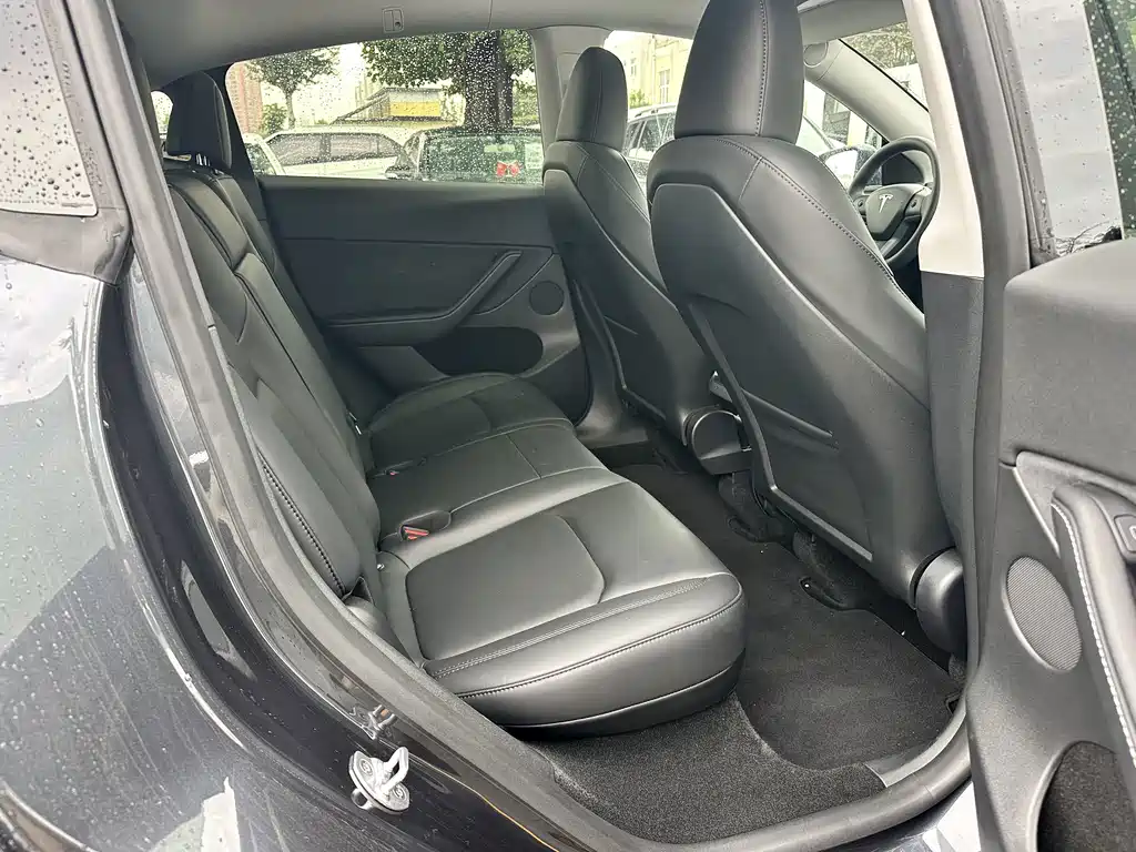 Tesla Model Y — миниатюра 8