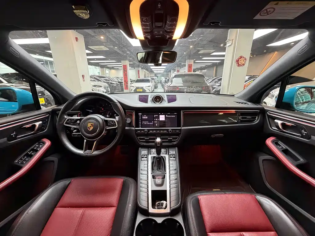 PORSCHE MACAN