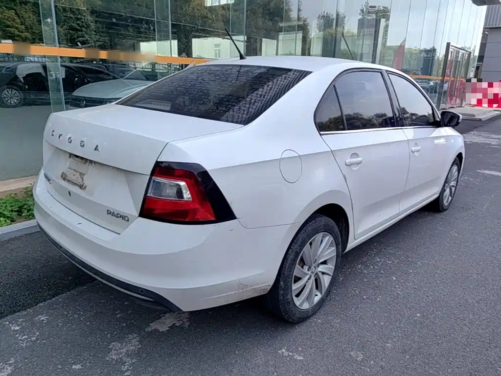Skoda Rapid — миниатюра 7
