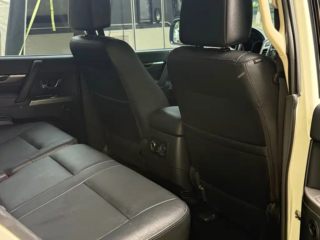 Mitsubishi Pajero (Import) — миниатюра 14