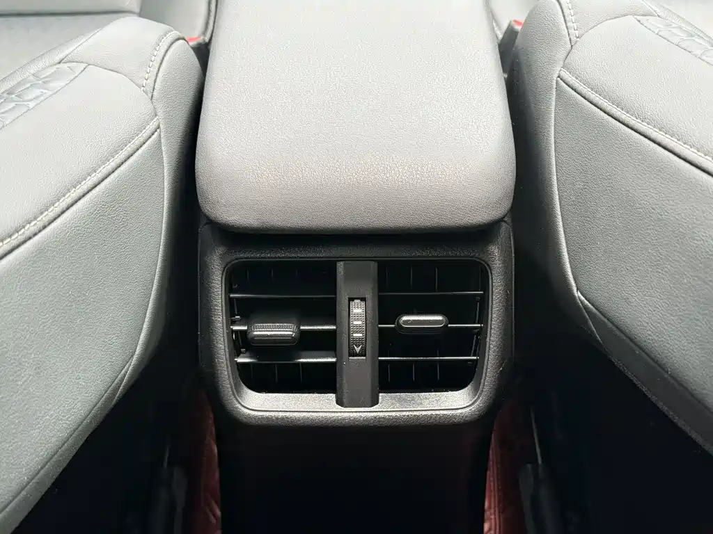 Lexus UX - фото 17