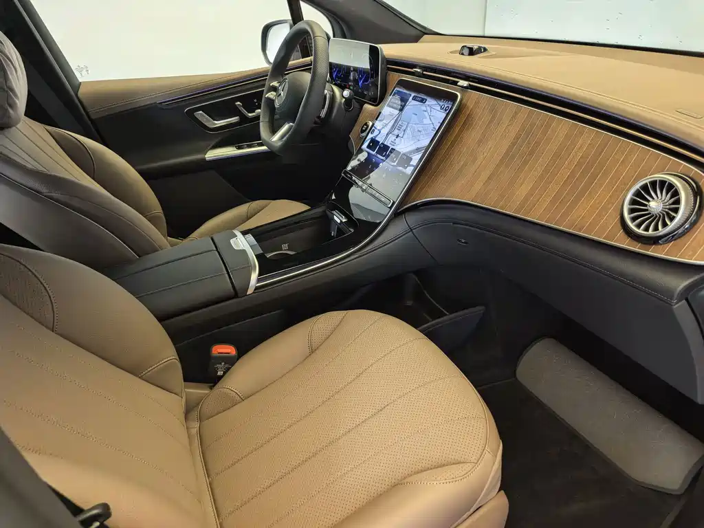 Mercedes-Benz EQE SUV — миниатюра 8