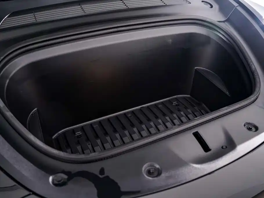 Tesla Model Y — миниатюра 13