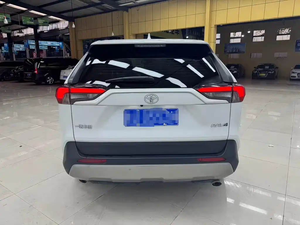 Toyota RAV4 — миниатюра 8