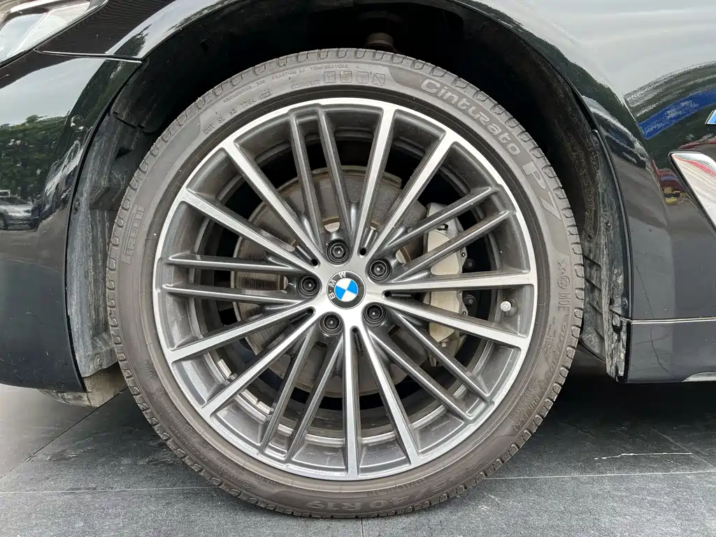 BMW 5 Series — миниатюра 13