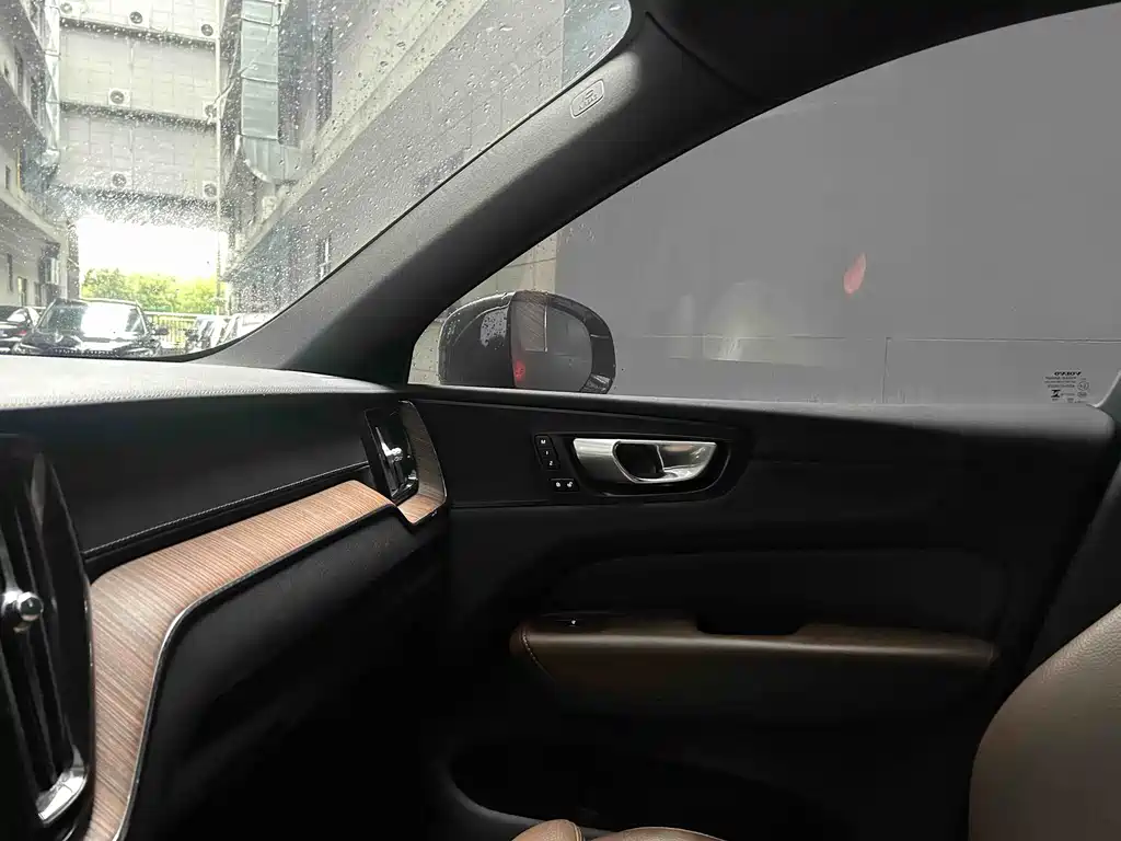 Volvo XC60 2023 B5 Luxury
