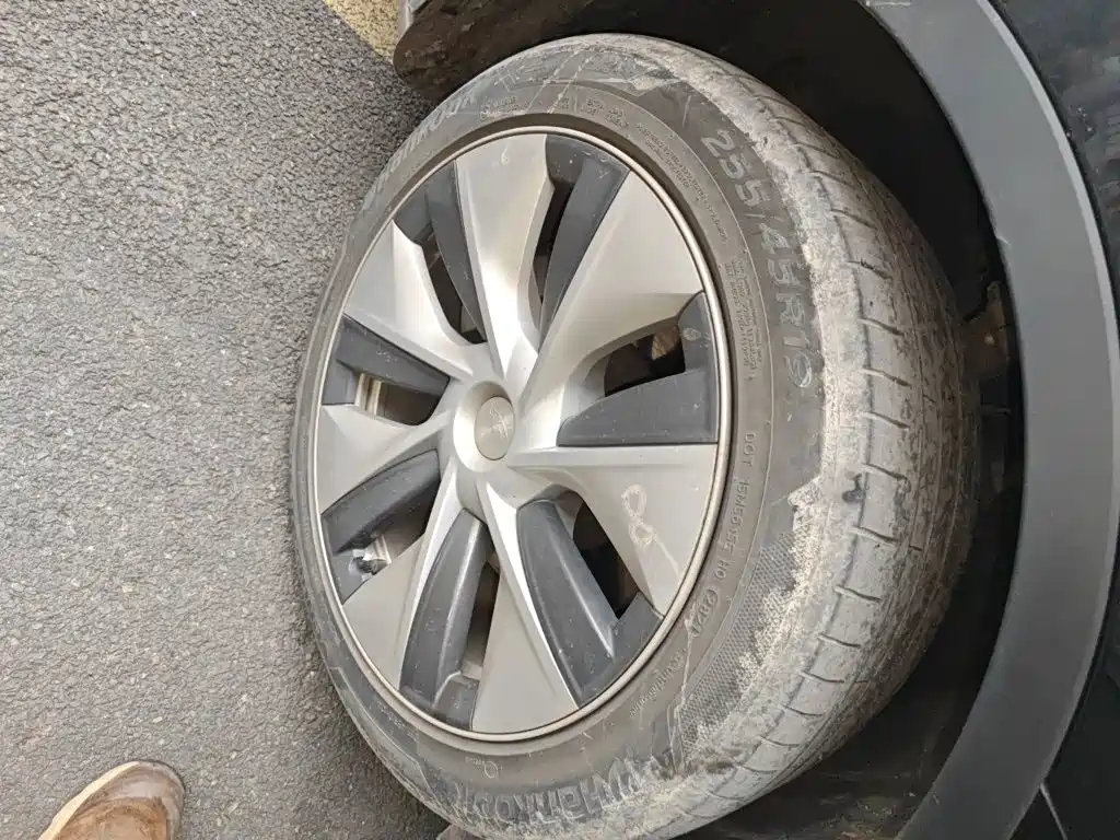 Tesla Model Y — миниатюра 25