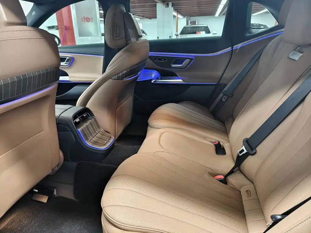 Mercedes-Benz E-Class — миниатюра 8