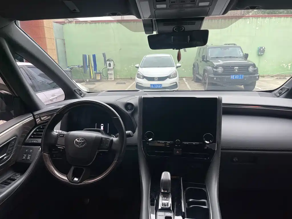 Toyota Alphard — миниатюра 12