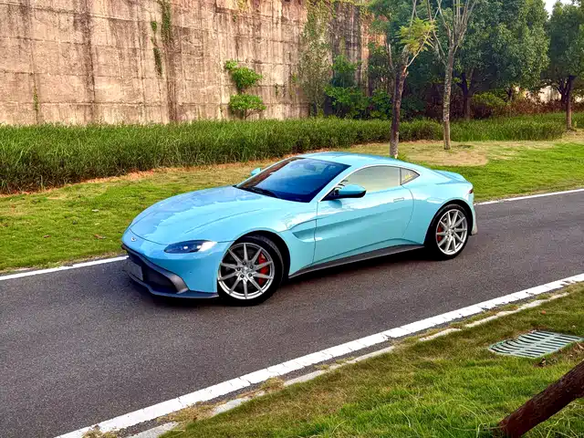 ASTON MARTIN V8 VANTAGE 2019