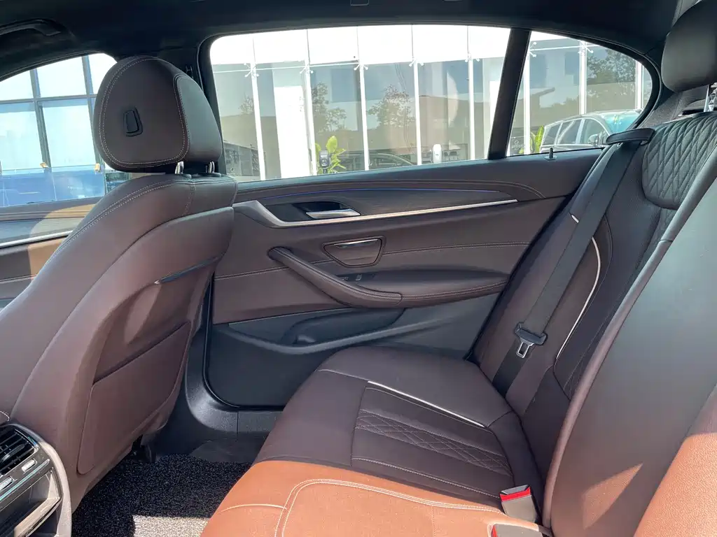 BMW 5 Series — миниатюра 8