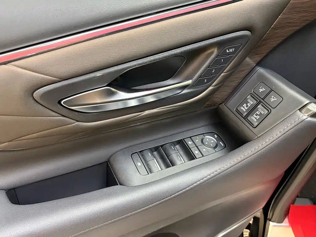 Toyota Alphard — миниатюра 20