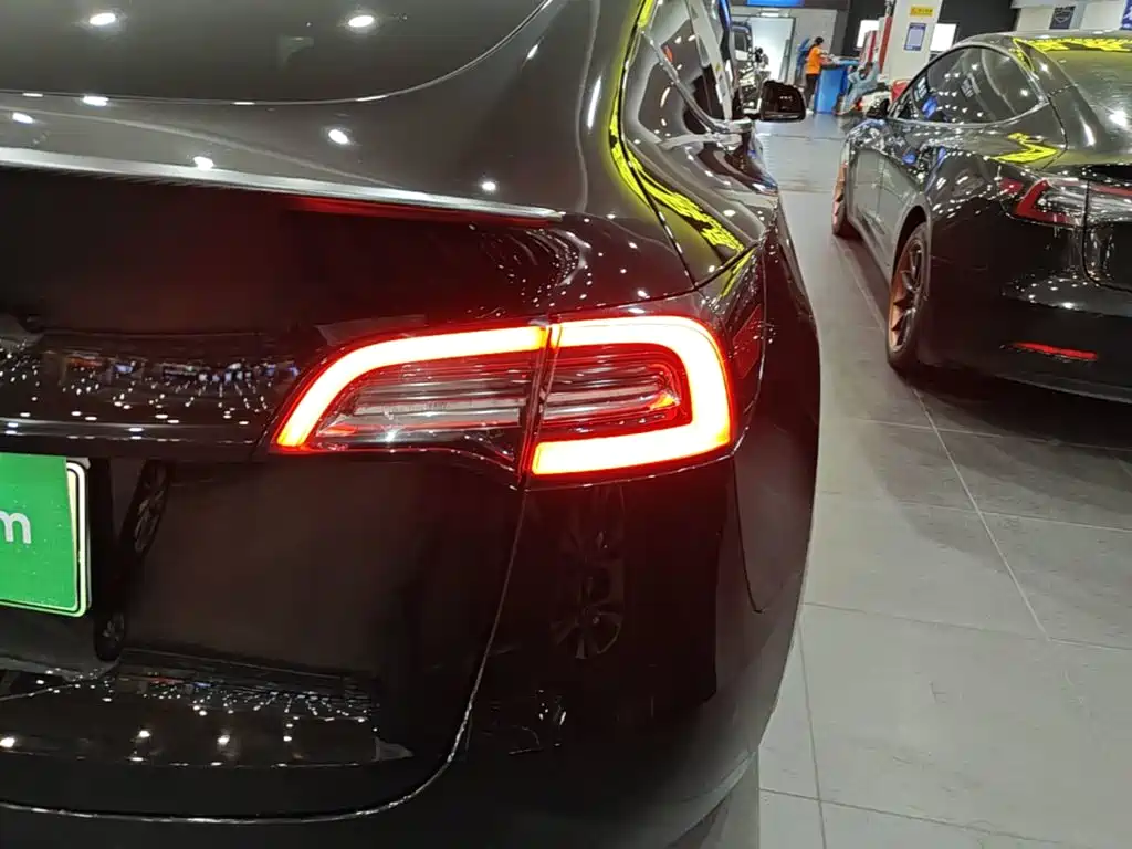 Tesla Model Y — миниатюра 8