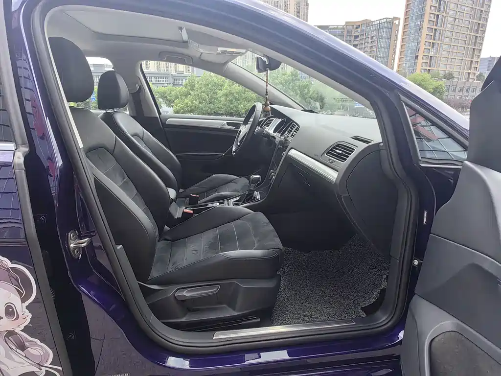 Volkswagen Golf EV — миниатюра 9