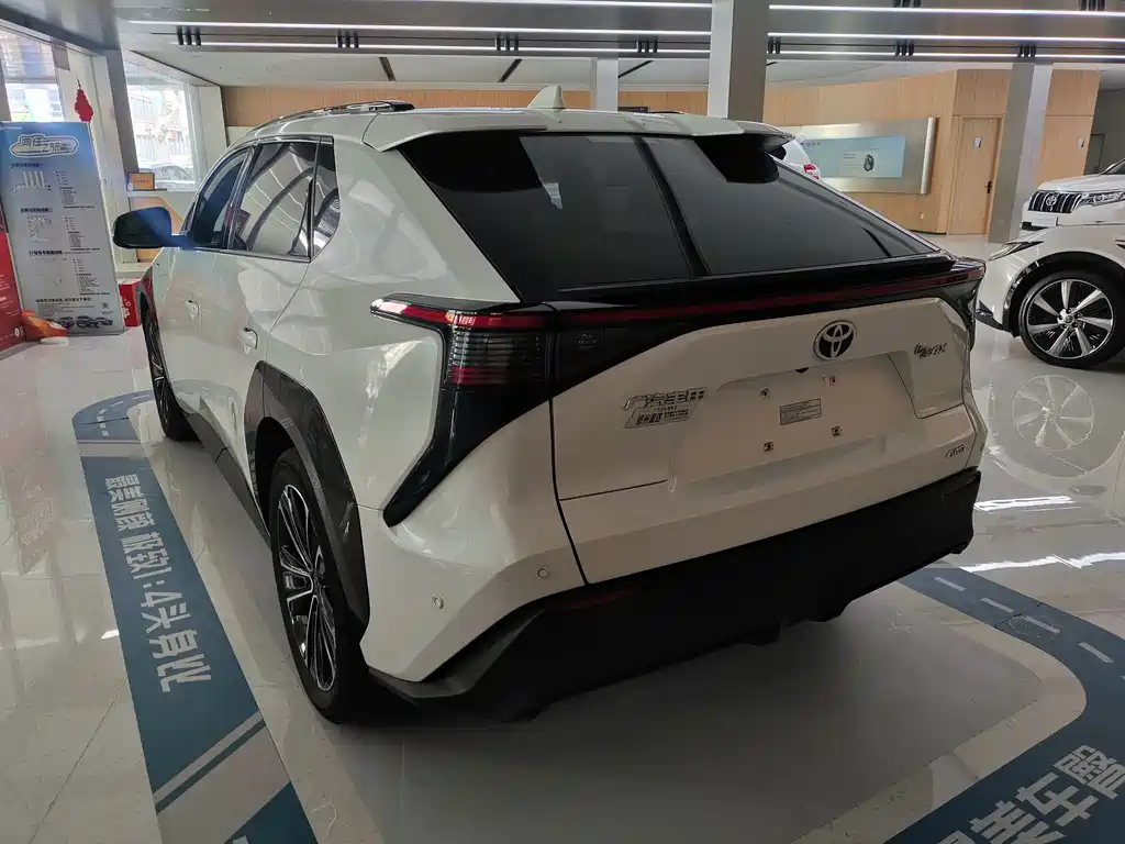 Toyota bZ4X — миниатюра 5