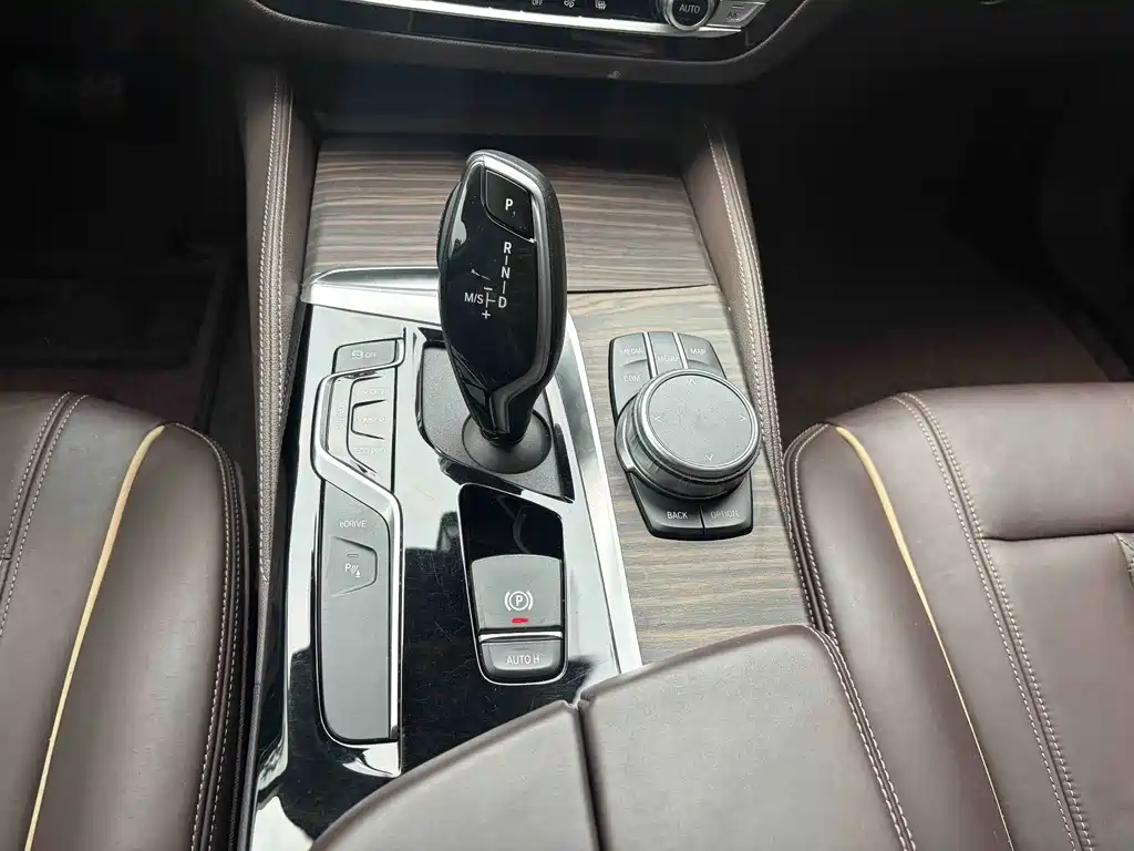 BMW 5 Series New Energy — миниатюра 11