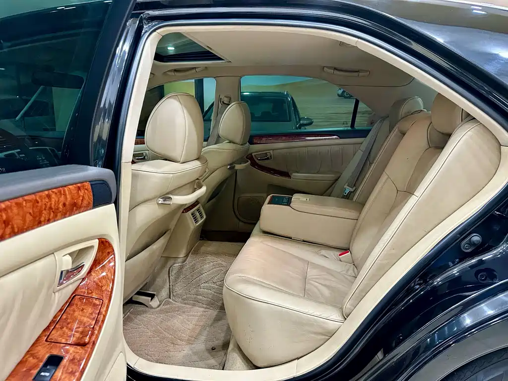 Toyota Crown — миниатюра 9