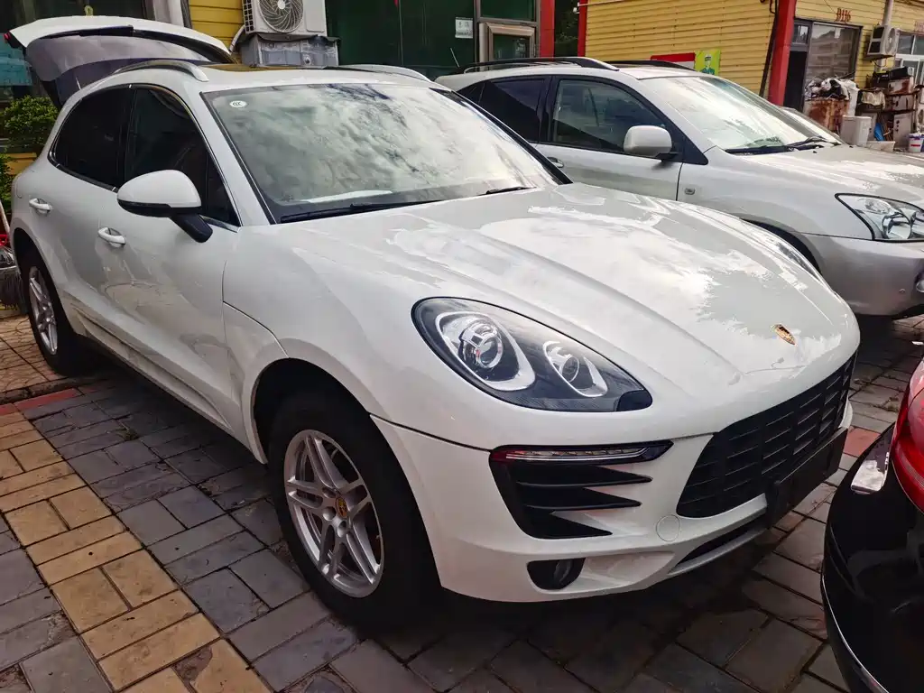 PORSCHE MACAN