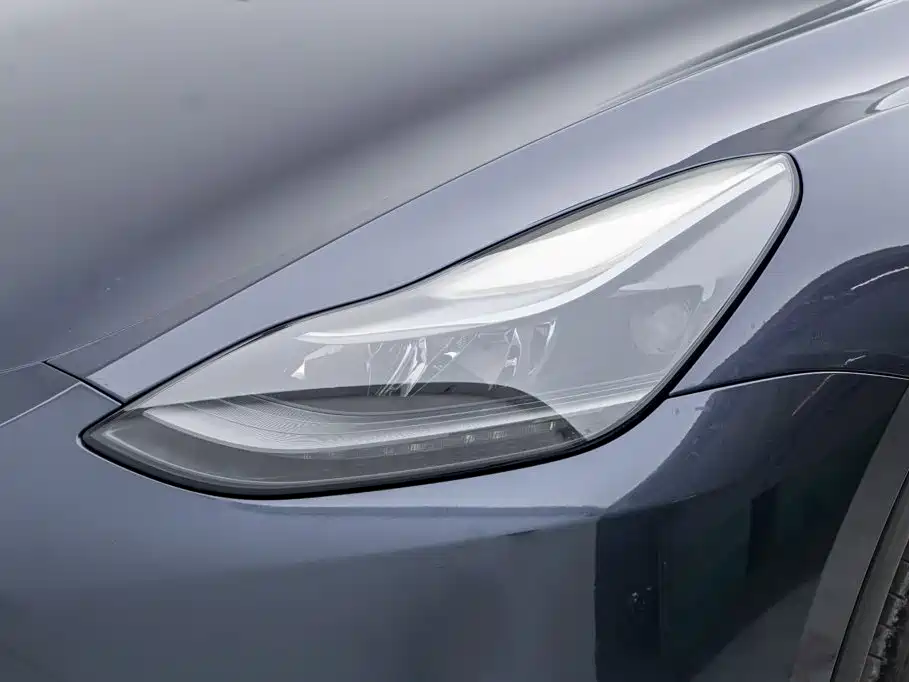 Tesla Model Y — миниатюра 12