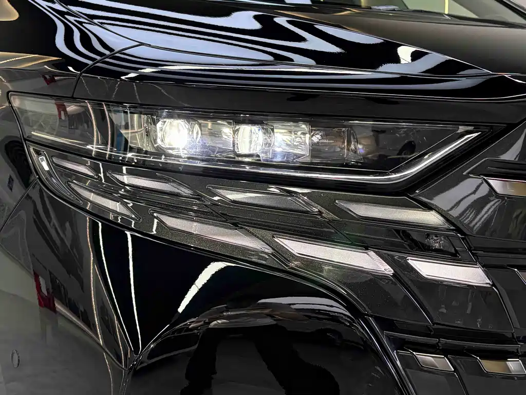 Toyota Alphard — миниатюра 5
