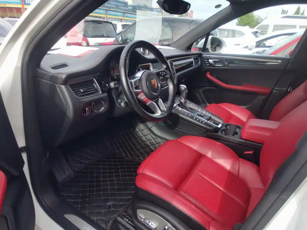 PORSCHE MACAN