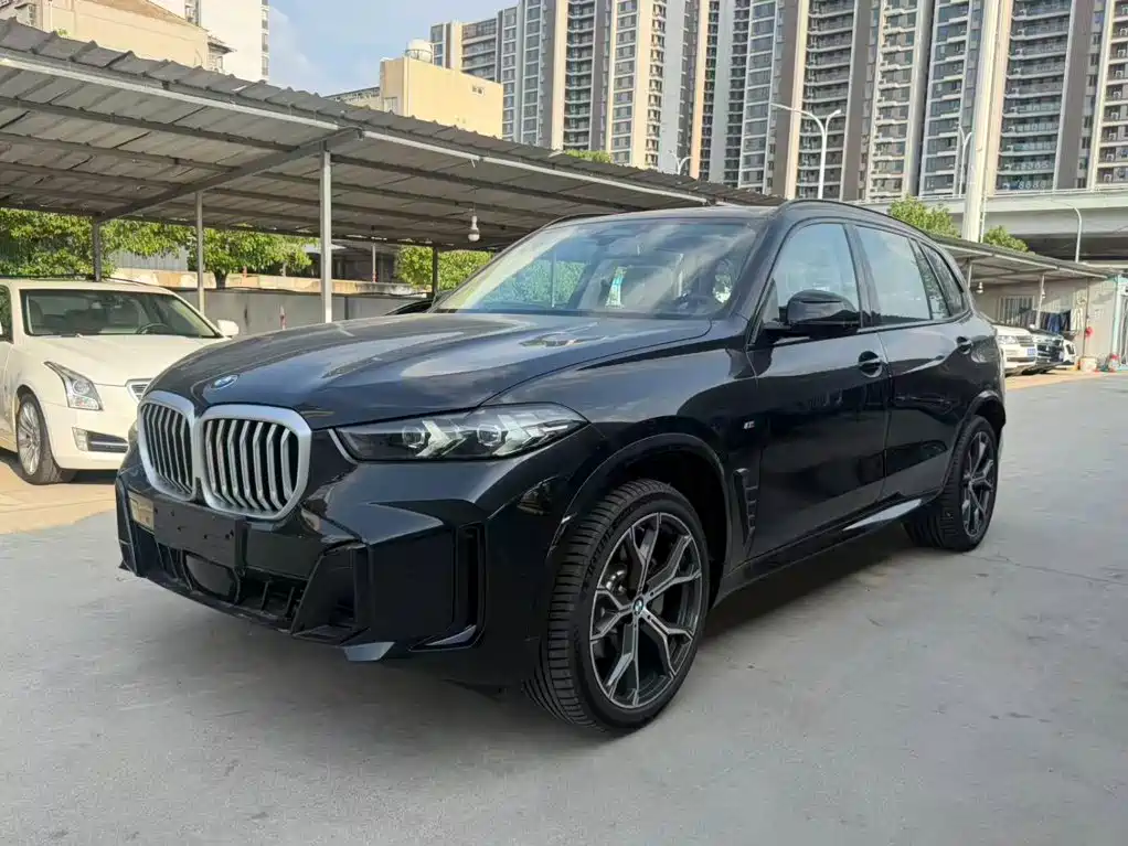 宝马X5 2026款 改款 xDrive 30Li 尊享型M运动曜夜套装 2026