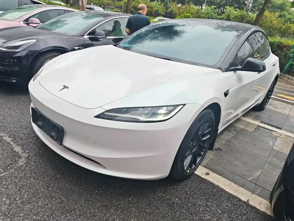 Tesla Model 3 — миниатюра 2