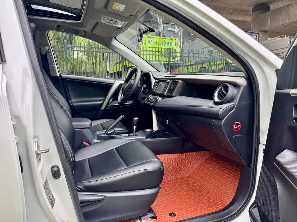 Toyota RAV4 — миниатюра 10